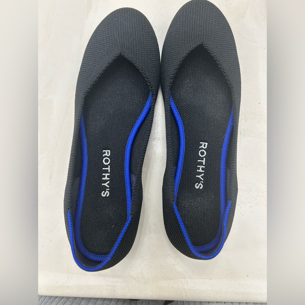 Women’s size 7 black round toe Rothy’s